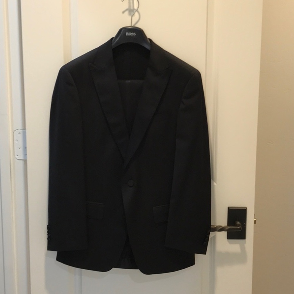 Hugo Boss Mens Classic Black Tuxedo Size 36S.